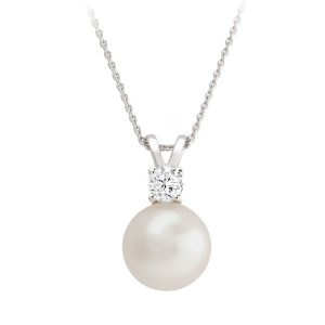 This stunning diamond and Akoya pearl pendant features 1 round brilliant diamond with a total carat weight of 0.10ct.
